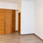 Helle Wohnung mit Holzschrank und Küche