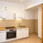 Helle, moderne Küche mit Holzdetails