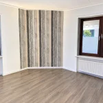 Heller Raum mit Holzlamellen-Akzentwand
