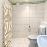 Helles minimalistisches Badezimmer mit Fliesen