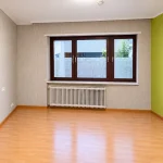 Leerer Raum mit Fenster und Heizkörper