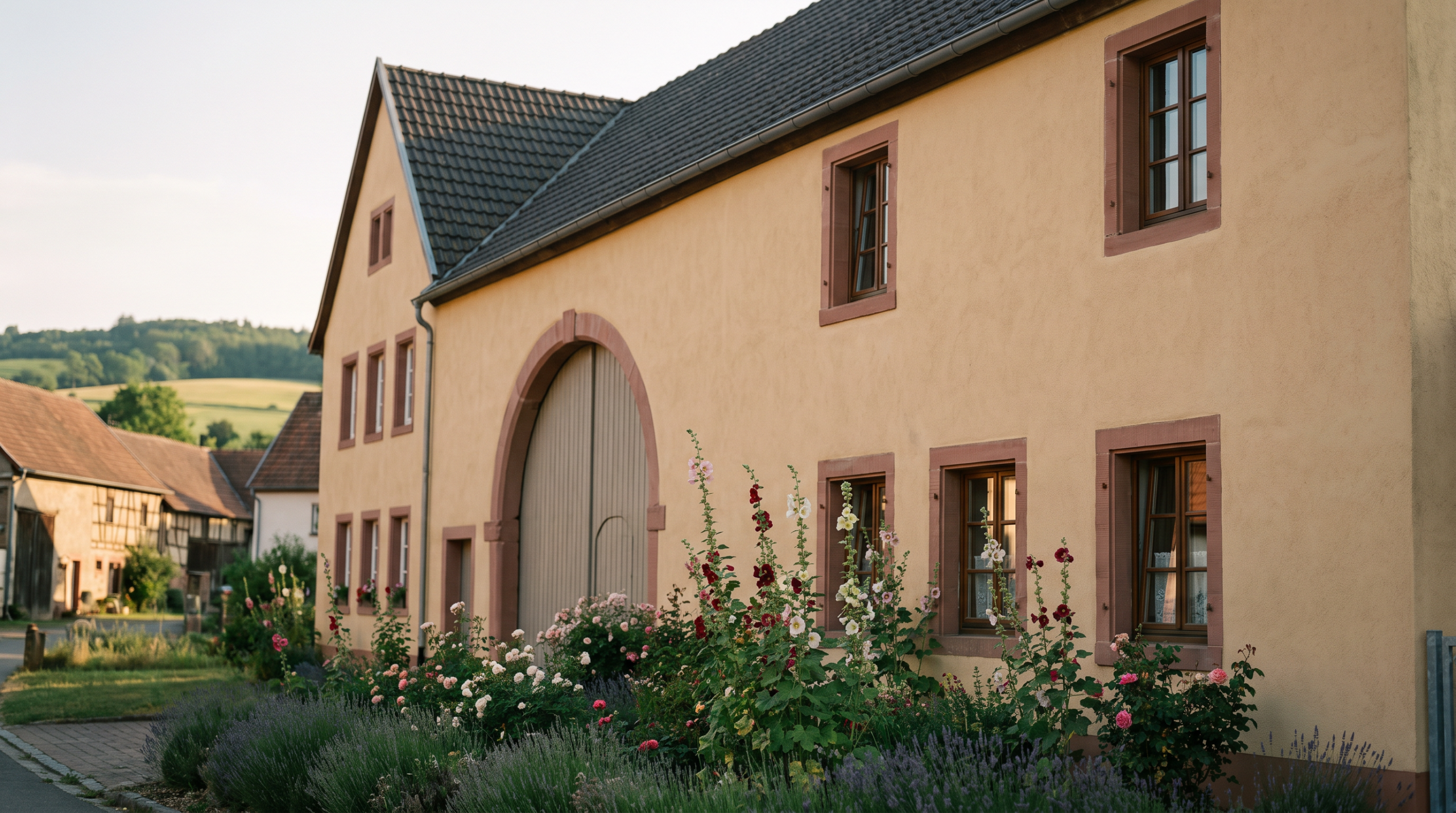 Saniertes saarländisches Bauernhaus mit Sandsteintor, Symbolbild (KI-generiert)