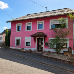 Au&szlig;enansicht mit Stra&szlig;e